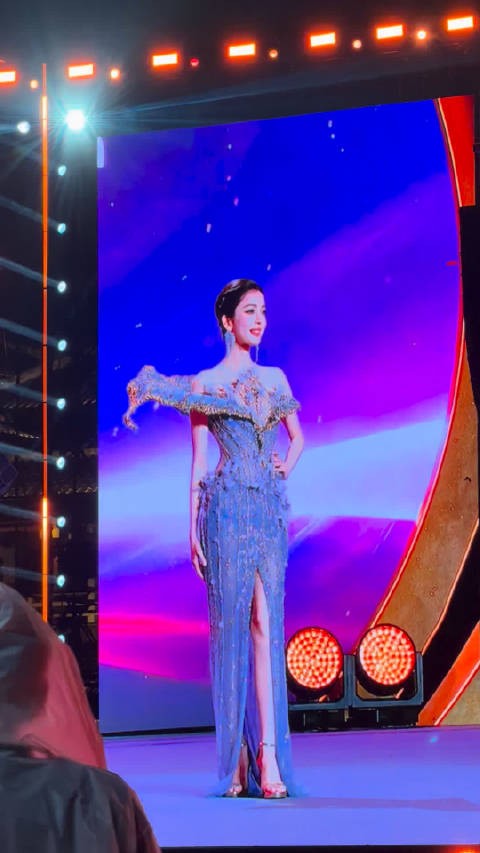 古力娜扎文荣奖红毯化身蓝色牵牛花高贵花神