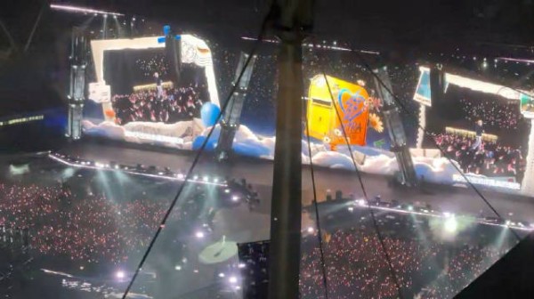 潘玮柏南京演唱会与对面小区居民互动