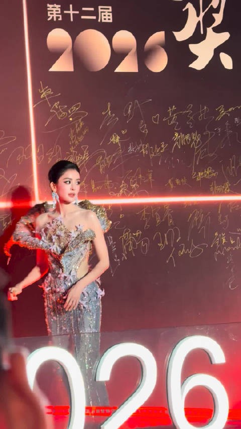 娜扎在红毯上艳压四方，透过屏幕都能闻到姐的香气 顶美就是这样吧！