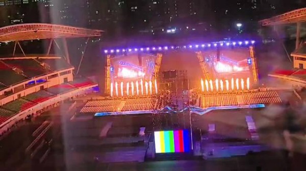 潘玮柏南京演唱会招呼对面大楼观众