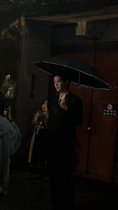 下雨了,唐晓天为你撑伞! 妈耶,越夜越帅,真的太绝了