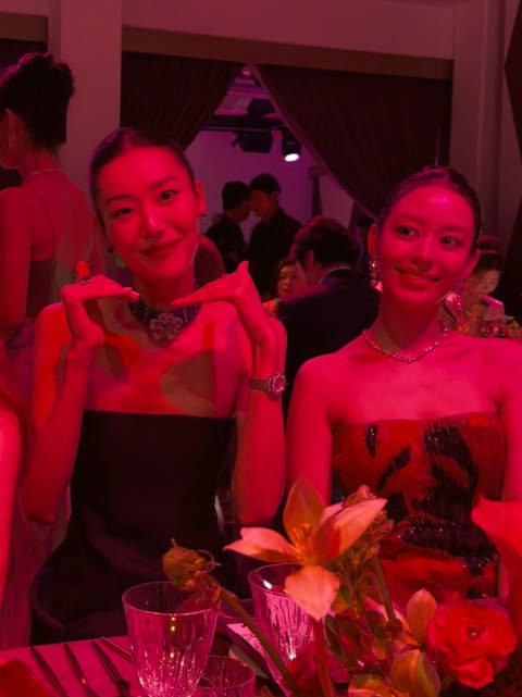刘雯在闹，吉娜在笑 对面坐着可爱的刘雯、优雅的吉娜，谁还没心动？