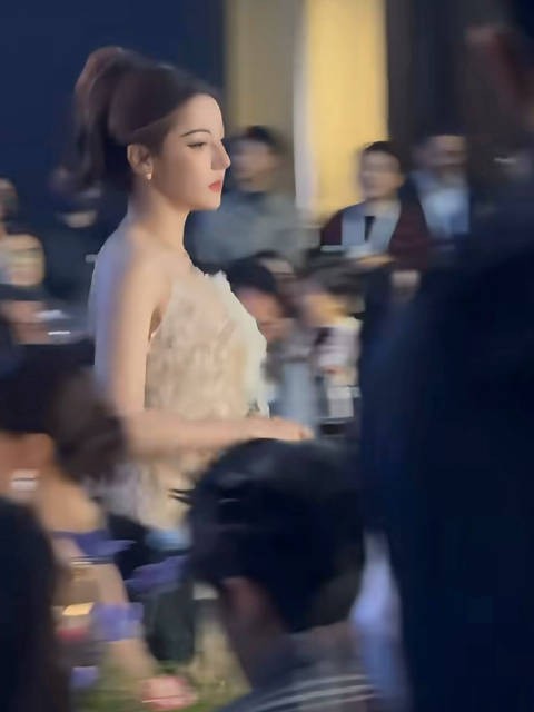 迪丽热巴VOGUE晚宴掉落奖杯穿紫鞋