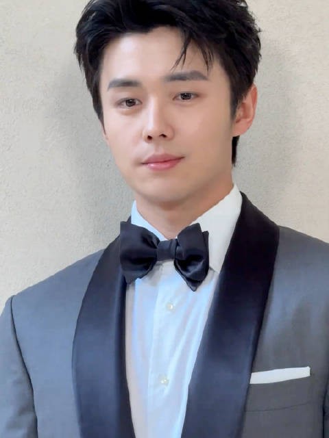 穿正装的翟子路也很帅