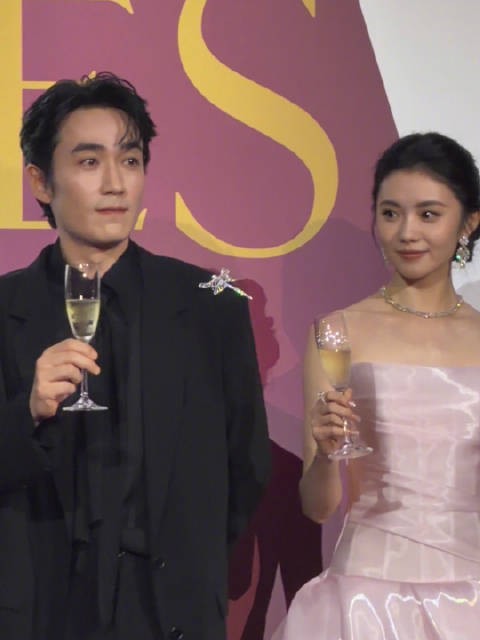 朱一龙刘浩存刘雯吉娜同框举杯