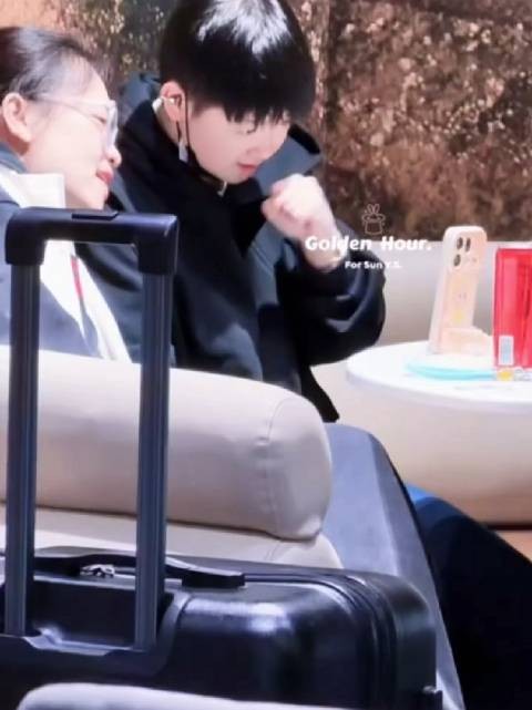孙颖莎抵达蒙彼利埃,与任姐家小朋友花式打招呼
