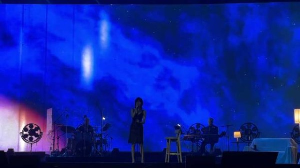 郁可唯成都生日音乐会翻唱王菲脸圆梦