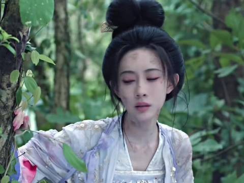 孟子义新剧被蛇咬 扯布带扎紧簪子放血自救