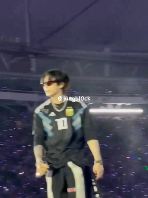 田柾国BTS世巡阿根廷演唱会Day3举枪震动舞姿引关注