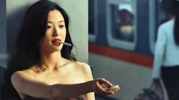 女骗子精心打扮好又要出门寻找猎物了