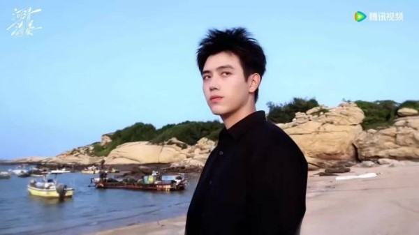 陈飞宇张子枫河清海晏杀青,体型差摸头画面引期待
