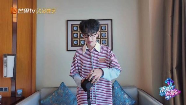 齐思钧亮相瘦成纸片人，调侃认真工作就会瘦