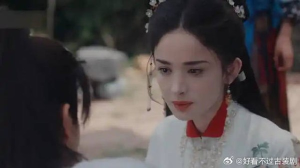 小伙子在心上人面前装可怜，这表情这姿势也是绝了！