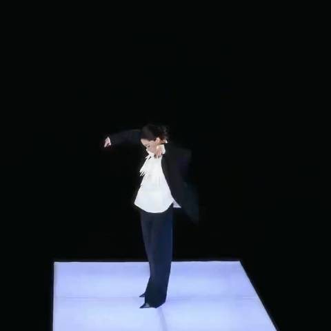 还记得去年爆火的子弹时间,今年VOGUE直接再度升级,创意永远在线,太会玩了