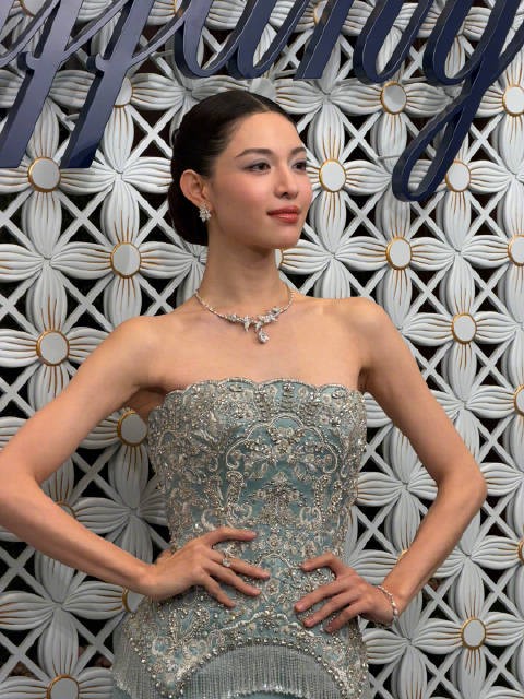 钟楚曦亮相Tiffany高级珠宝展,耳环项链与礼服刺绣流苏呼应
