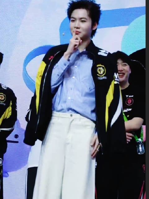 九尾穿队服模仿牛哥,LGDNBW欢乐大巡游