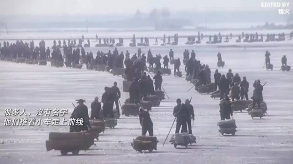 山东老区百姓推独轮车冒轰炸运粮支援前线