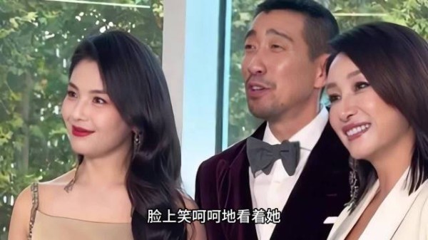 女艺人时尚盛宴遭遇越界接触,职场边界感引深思