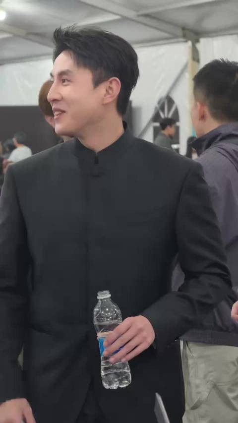 都来给我品一品刘萧旭这个侧脸!这也太帅了吧,喝水都那么的有张力