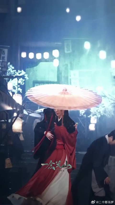 躲雨的屋檐、雨中的相拥，相视一笑的瞬间都想定格成永远