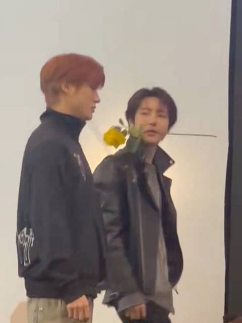 笨蛋咪咬著玫瑰花轉身ㅋㅋㅋ 「小樣的 不迷死你們!」 gardenjeno