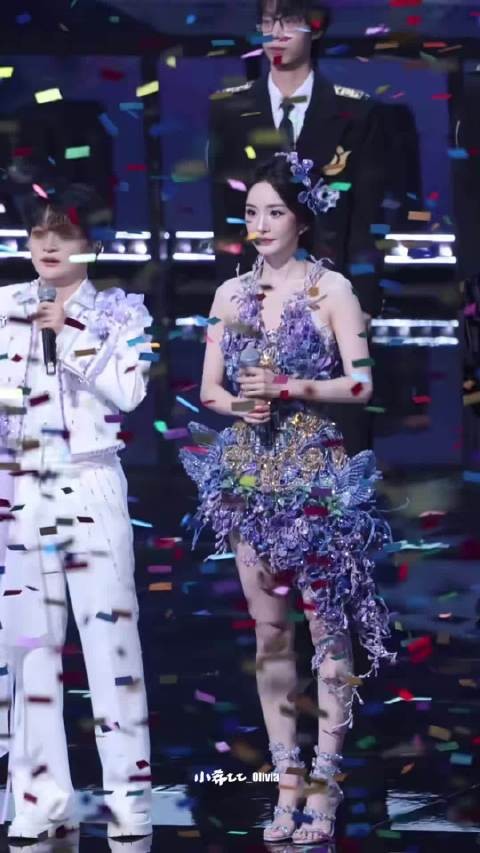 杨幂周深同台抓彩带,下台时杨幂迷路扶肩而行
