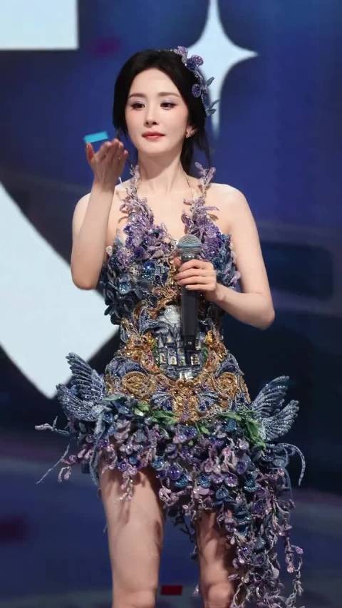 谁懂杨幂接彩带这一幕太美了!