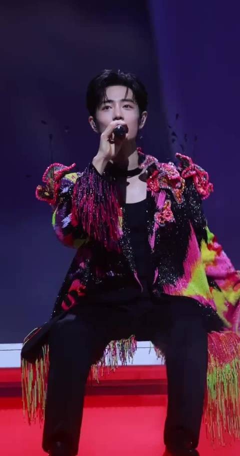 肖战演唱会艳色造型超预期，平时太保守如今惊艳
