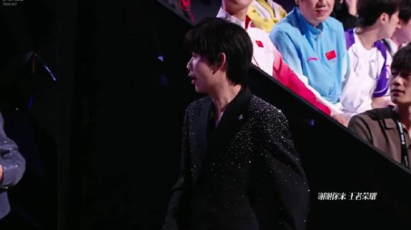 九尾表演走秀中,今晚绝对闪亮!