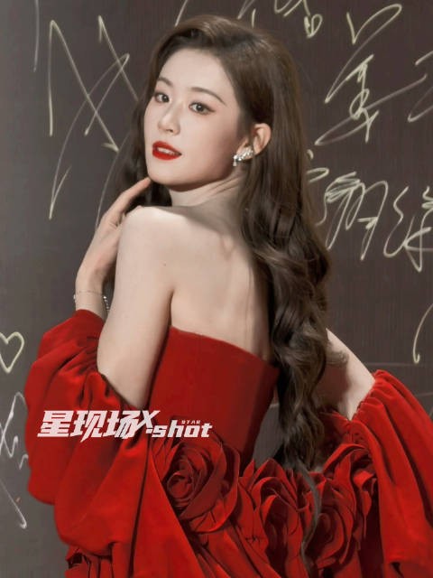 翟一莹今天太美了……红裙红唇好明艳大方