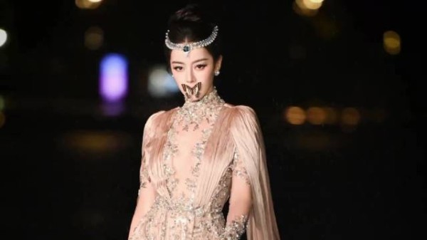 迪丽热巴回应红毯封神名场面,表情平静淡然表示:就这么发生了