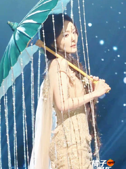 谁想到的小幂幂给林俊杰《茉莉雨》伴舞 撑伞完全江南美人啊!