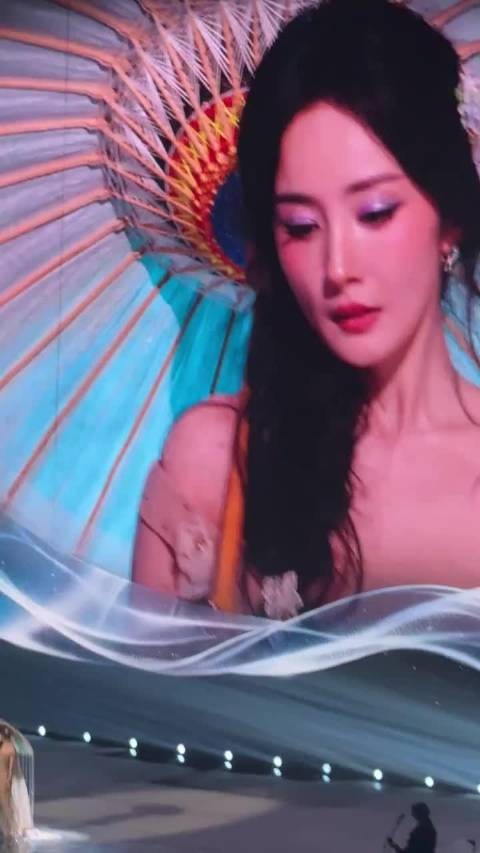杨幂茉莉雨舞台演绎别离，一句我还爱你美哭了