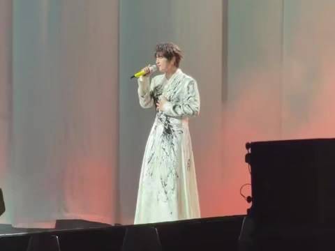 张远新歌面目全非首唱现场就能大合唱