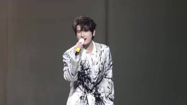 张远新歌面目全非首唱 现场引导全场大合唱