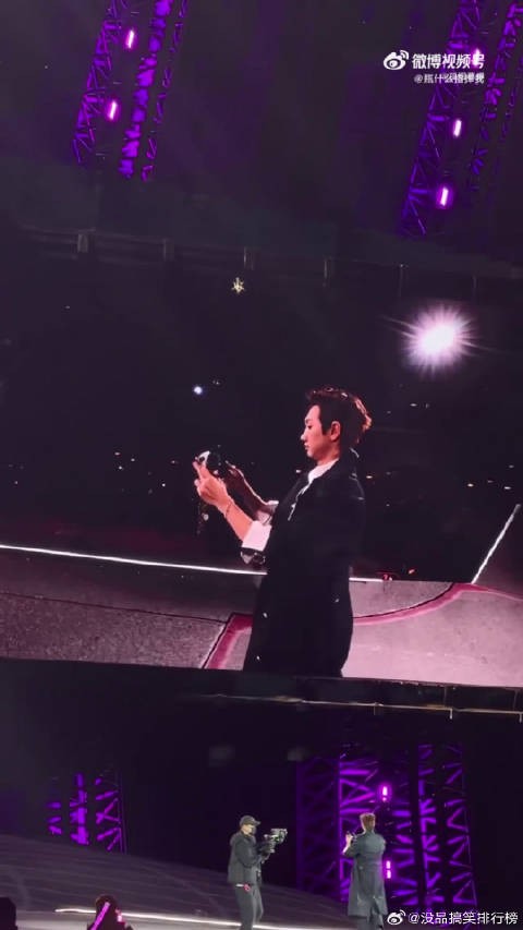 汪苏泷：我有新折叠屏！手机：不，你还不会用我，画面感拉满