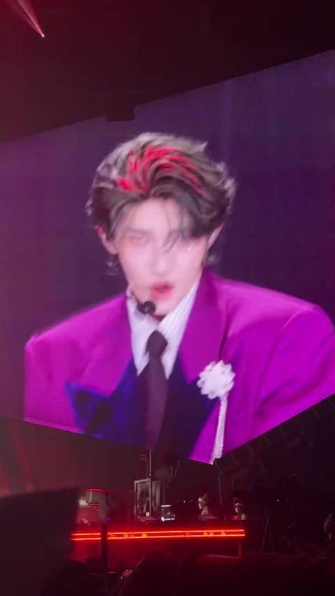 刘宇上海演唱会演绎Bad Boy Club紫调造型切换优雅疯感