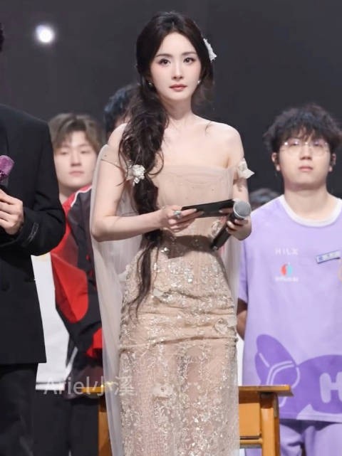 竖拍全身神女这套,好美