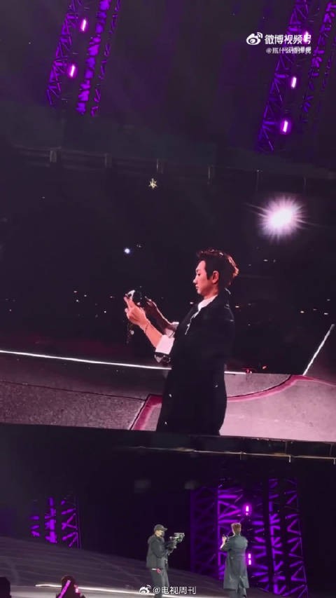 汪苏泷真的自带笑点，拿着新折叠屏，手忙脚乱还不忘和粉丝合照