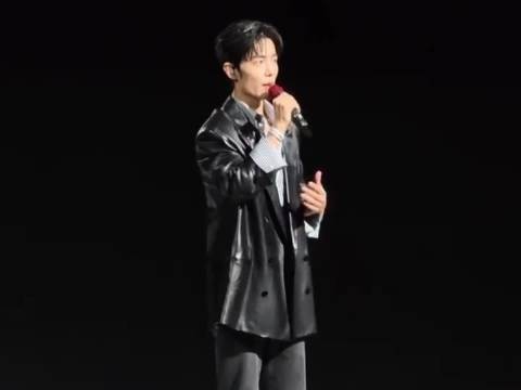 肖战演唱会感谢环节粉丝齐喊谢谢
