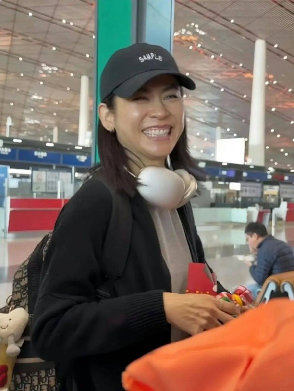 TVB视后宣萱机场被偶遇,笑容亲切状态自然,早已坦言接受变老