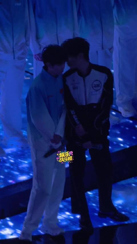 灯光暗下来时无畏一诺恨不得贴在一起 共创之夜是1557之夜吗?
