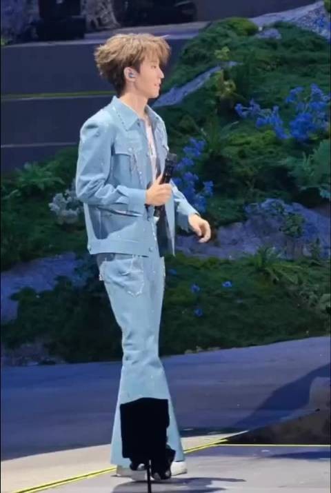 王俊凯演唱会脚拉伤又咳嗽，身形消瘦