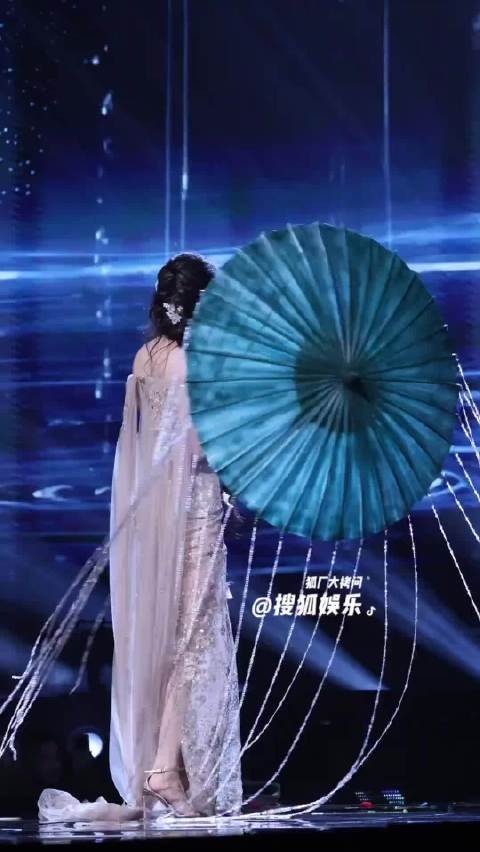 杨幂王者荣耀活动状态佳，网友感叹颜值似20岁