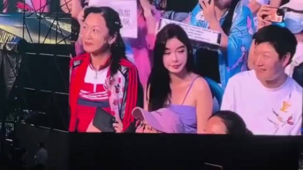 演唱会经典社死名场面,女生说自己一个人来的,旁边男生眼里瞬间没光了