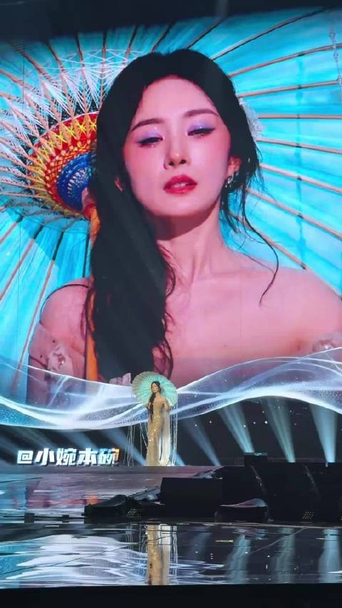 林俊杰唱茉莉雨杨幂撑伞现身