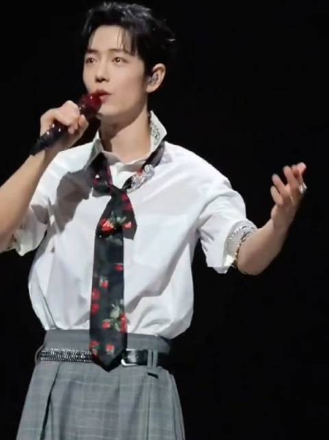 双向奔赴的爱 25号的演唱会肖战讲了八秒红海 肖战什么都知道也记在心里!