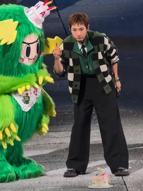 小泷泷给咘焦绿卡小环游彩带过生日，蛋糕放地上咘焦绿手短拿不回