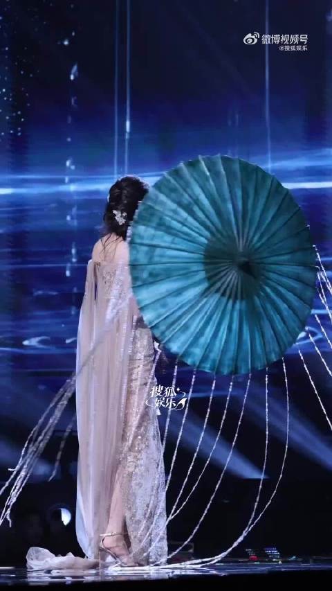 杨幂茉莉雨直拍,杨幂林俊杰合作《茉莉雨》舞台,完全仙品啊
