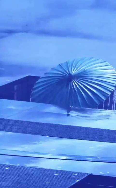 林俊杰唱着茉莉雨杨幂撑着伞出来了,真的要被美哭了
